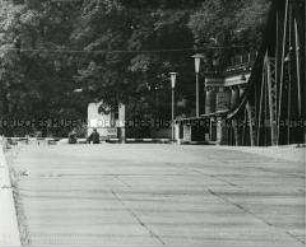 Am West-Berliner Grenzübergang Glienicker Brücke ("Brücke der Einheit") in Richtung Osten