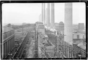 Blick von Bau Me 134 Eindampferei, Me 43 Wasserturm, Me 202 Dampfkesselhaus, Straße II