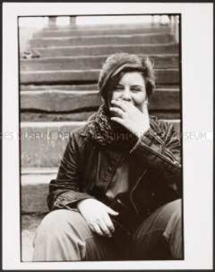 Mädchen auf einer Treppe (Altersgruppe 14-17)