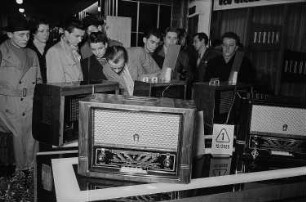 Ausstellungshalle VII, VEB Rundfunk- und Fernmelde-Technik (RFT), Präsentation von Radiogeräten