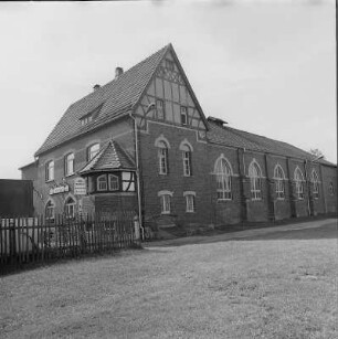 Treuen, Kreis Auerbach. Wohnhaus und Gaststätte "Turnerbund", Friedrich-Engels-Straße 7, (erb. um 1900). Hofansicht und Saalanbau