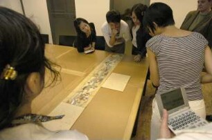 Präsentation einer japanischen Handschrift für japanische Studentinnen