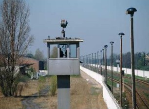 Deutsch-deutsche Grenze : Hundelaufanlagen, Postenturm, Mauern und Maschengitterzäune am Eisenbahn-Grenzübergang Staaken.
