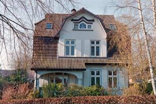 Struhbarg 28: traufständiges Wohnhaus mit Krüppelmansarddach: Straßenfront mit Veranda, große Giebelgaube