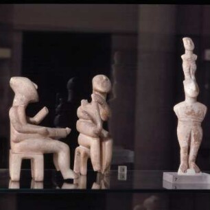 Karlsruhe, Badisches Landesmuseum, Nr. 254 und 255. Harfenspieler von Thera. Marmor, Frühkykladisch I-II, 15,6 und 16,5cm. Frühkykladisch II, frühe Spedos-Art