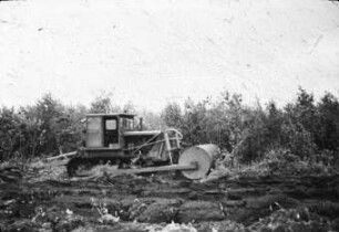 Traktor S-80 mit System A0-100 (Walze zum Niederdrücken des Buschwerks und Moorpflug)