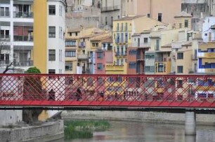 Girona - Fußgängerbrücke von Eiffel : Die Fußgängerbrücke "Pont de les Peixateries Velles" über den Fluß Onyar wurde 1877 von Gustave Eiffel konstruiert. Aufgenommen am 16. April 2012 in der Altstadt von Girona