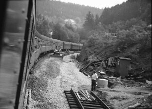 Tunnelstrecke mit Zug; Tieferlegen eines Gleises