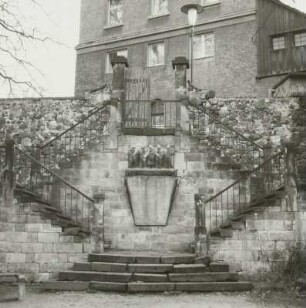 Denkmal für die Gefallenen des 1. Weltkrieges : Dresden-Cossebaude, Talstraße 7a. Steinernes Haus (ehem. Kapelle). Treppenanlage mit Denkmal für die Gefallenen des 1. Weltkrieges (nach 1918)
