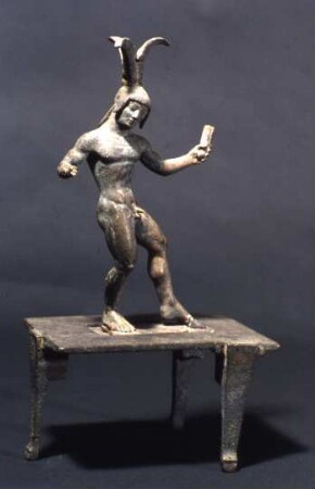 Tanzender Jüngling auf dreibeinigem Tisch: etruskisches Thymiaterion
