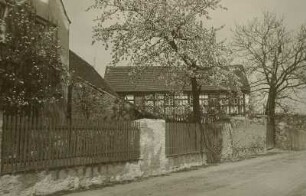 Diesbar-Seußlitz. Gehöft. Blick zum Wohnhaus. Straßenansicht mit Einfriedung