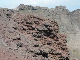 Neapel - Vesuvgipfel mit Lavagestein : Der Vesuv bei Neapel, aufgenommen 2004, ist ein beliebtes Touristenziel