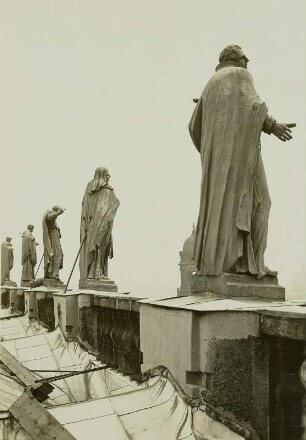 Dresden, Hofkirche : Dresden-Altstadt. Katholische Hofkirche. Attikafiguren, Heilige