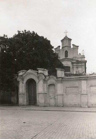 Vilnius. Kirche St. Georg. Einfriedung mit Eingangstor, aufgenommen vom Georgenplatz
