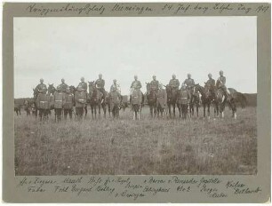Georg von Körbling, Generalleutnant, bei Besichtigung der 54. Infanterie-Brigade auf Truppenübungsplatz Münsingen, 1907, mit achtzehn Offizieren stehend oder zu Pferd, in Uniform mit Pickelhaube