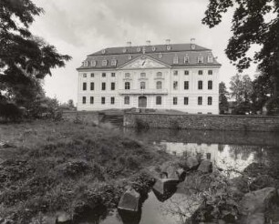 Schloss Wachau. Ansicht von Süden über den Wassergraben