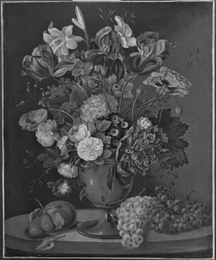 Blumenstilleben. Sommerstrauß in einer bauchigen Vase auf runder Tischplatte neben Früchten.