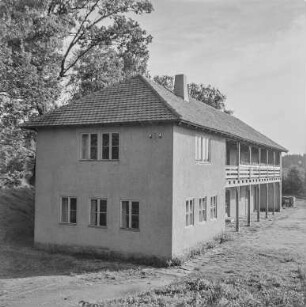 Jugendhaus Tröbigau : Tröbigau. Jugendhaus. Außenansicht, Schrägansicht der Rückfront