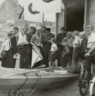 Dresden. 1. Pioniertreffen der DDR. Ausstellung der Jungen Schiffsmodellbauer am Karl-Marx-Platz