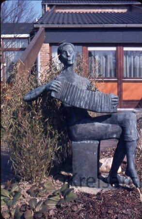 Kreisaltenheim [Ahrensburg]: Reeshoop: Grünanlage mit Teich: Kunst am Bau: Bronzeplastik "Ziehharmonikaspieler" von Karl-Heinz Goedtke