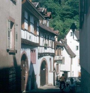 Weinheim. Gasse mit Fachwerkhäusern