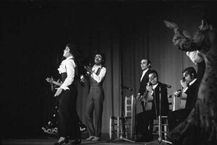 Flamenco-Auftritt der Sängerin La Singla mit ihrem Ensemble in der Karlsruher Stadthalle
