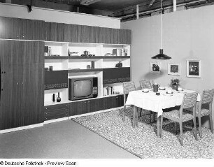 Anbauwand und Eßplatz : Zeulenroda, Karl-Marx-Straße67. Wohnzimmer (1972; Möbelkombinat Zeulenroda-Triebes (ZEUTRIE)). Anbauwand und Eßplatz