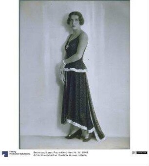 Frau in Kleid