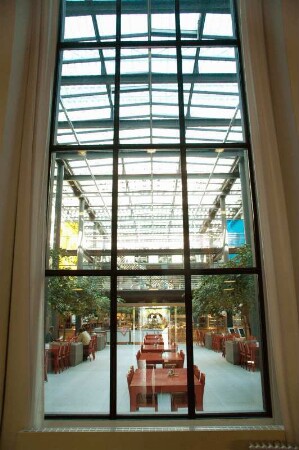 Neuer Sächsischer Landtag, Bibliothekskonzeption für das Bildungsland Sachsen : Vorstellung der "Bibliothekskonzeption für das Bildungsland Sachsen" im Sächsischen Landtag, 8. Mai 2008. Konzeption Prof. Dr. Thomas Bürger, Generaldirektor Sächsische Landesbibliothek – Staats- und Universitätsbibliothek Dresden (SLUB). Blick in die Landtagskantine