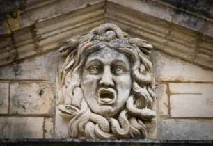 Frankreich. Poitou Charentes. Charente Maritime. Chateau de la Roche Courbon. 15 und 17 Jahrhundert. Skulptur am Haupttor