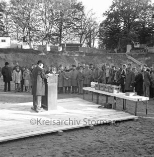 Hallenbad Bad Oldesloe: Konrad-Adenauer-Ring: Grundsteinlegung: Bürgerworthalter Georg Koch hält eine Rede
