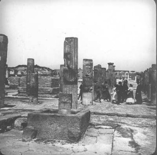 Pompeji. Forum Civile mit Straßenbrunnen und Spaziergängern