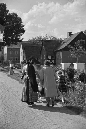 Gedenkfeier zu Ehren von Jakub Bart-Ćišinski in Panschwitz-Kuckau. : Wopomnjenska swjatočnosć k česći Jakuba Barta-Ćišinskeho w Pančicach-Kukowje.