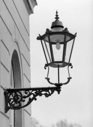 Elektrische Straßenleuchte (umgerüstete Gaslaterne) auf schmiedeeisernem Ausleger an einer Hauswand : Dresden-Neustadt, Palaisplatz / Ecke Heinrichstraße. Elektrische Straßenleuchte (umgerüstete Gaslaterne) auf schmiedeeisernem Ausleger an einer Hauswand