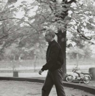 Carlos Kleiber auf dem Weg in die Lukaskirche