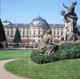 Würzburger Residenz. Blick zum Gebäude durch den barocken Hofgarten