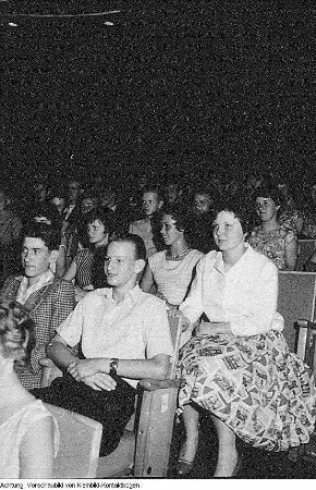 Schule, u.a. Dresden, 7. Mittelschule: Kunstunterricht, Linolschnitt - 1. POS Dr. Kurt Fischer, Marienallee 5, 1. Projekt zum Neubau - 38. Mittelschule (ab 1971 38. POS Alfred Thiele) in Dresden-Naußlitz, Pausensport - 41. Grundschule, Dresden-Mickten, Fahrrad - Neubau Fetscherstraße - 65. Grundschule, Dresden-Kleinzschachwitz, Schülerlabor - 33. Mittelschule (ab 1985 33. POS Anna Seghers), Neubau, errichtet 1958-59 - Deutsches Hygiene-Museum Dresden - Schülerkonzert - Abschlußprüfung Chemie - EOS Pestalozzi, Kunstunterricht - Lehrer hilft bei Hausaufgaben, etc., Juni - Dezember 1959