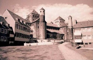 Hildesheim: Romanische St. Michaeliskirche, Vordergrund neue Wohnhäuser