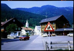 Bezau: Ortsstraße mit Kirche