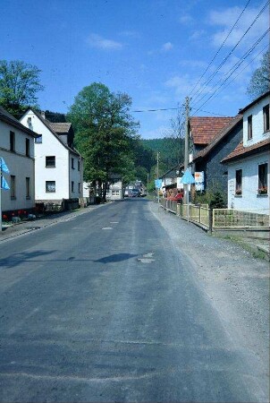 Straßenzug am Ortsende in Richtung Steinach, anliegende Häuser