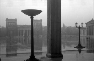 München: Königlicher Platz [Königsplatz], Propyläen-Spiegelung, Vordergrund Opferschale des Ehrentempels