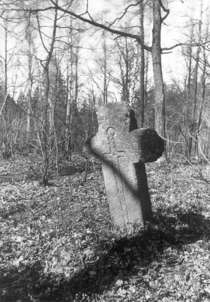 Steinkreuz : Borna-Zedtlitz. Steinkreuz mit eingeritztem Schwert im Fürstenholz südlich der Straße Borna - Geithain