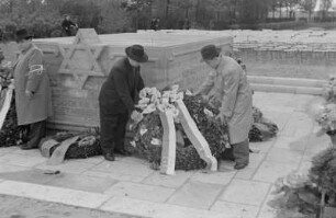 Einweihung eines Denkmals der Jüdischen Gemeinde zu Leipzig : Kranzniederlegung am Denkmal für die jüdischen Opfer im Nationalsozialismus; Julius Meyer, Vorsitzender der jüdischen Gemeinde in Ost-Berlin (links)