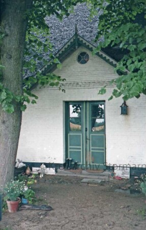 Oetjendorf: Oetjendorfer Landstraße: Alte Schule mit Reetdach: traufständige Straßenfront: Detailaufnahme: linker Zwerchgiebel mit Eingangstür
