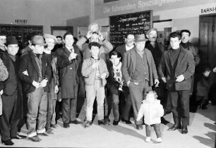 Freiburg: Hauptbahnhof; wartende Gruppe mit Kind