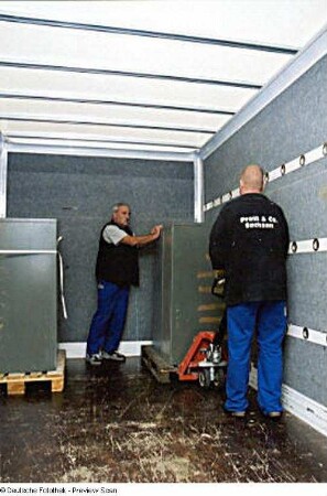 Umzug aus den dezentralen Standorten (Deutsche Fotothek und Stenografische Sammlung) in die Sächsische Landesbibliothek - Staats- und Universitätsbibliothek Dresden, Zentralbibliothek. Transportarbeiter mit Magazinschrank auf Hubwagen im Kofferaufbau eines Lastkraftwagens : Dresden-Neustadt, Bautzner Straße 19. Umzug aus den dezentralen Standorten (Deutsche Fotothek und Stenografische Sammlung) in die Sächsische Landesbibliothek - Staats- und Universitätsbibliothek Dresden, Zentralbibliothek. Transportarbeiter mit Magazinschrank auf Hubwagen im Kofferaufbau eines Lastkraftwagens