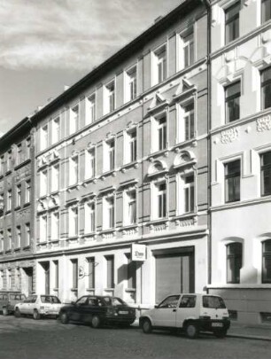 Leipzig-Lindenau, Helmholtzstraße 13. Wohnhaus mit Laden. Um 1900. Straßenansicht