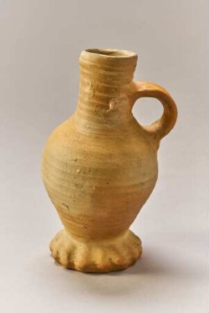 Bauchiger Krug mit Drehrillen