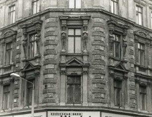Görlitz-Altstadt, Demianiplatz 34/35. Wohnhaus mit Läden (um 1870). Ecke mit Fenstern (1. und 2. Obergeschoß)