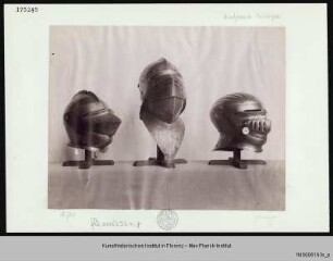 Drei Visierhelme (Hundsgugel, Grand Bacinet und ein geschlossener Helm)